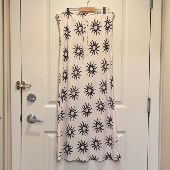 3/$30 EUC H&M M Linen Blend Off White Boho Maxi Skirt with Painted Sun Print - Picture 3 of 7